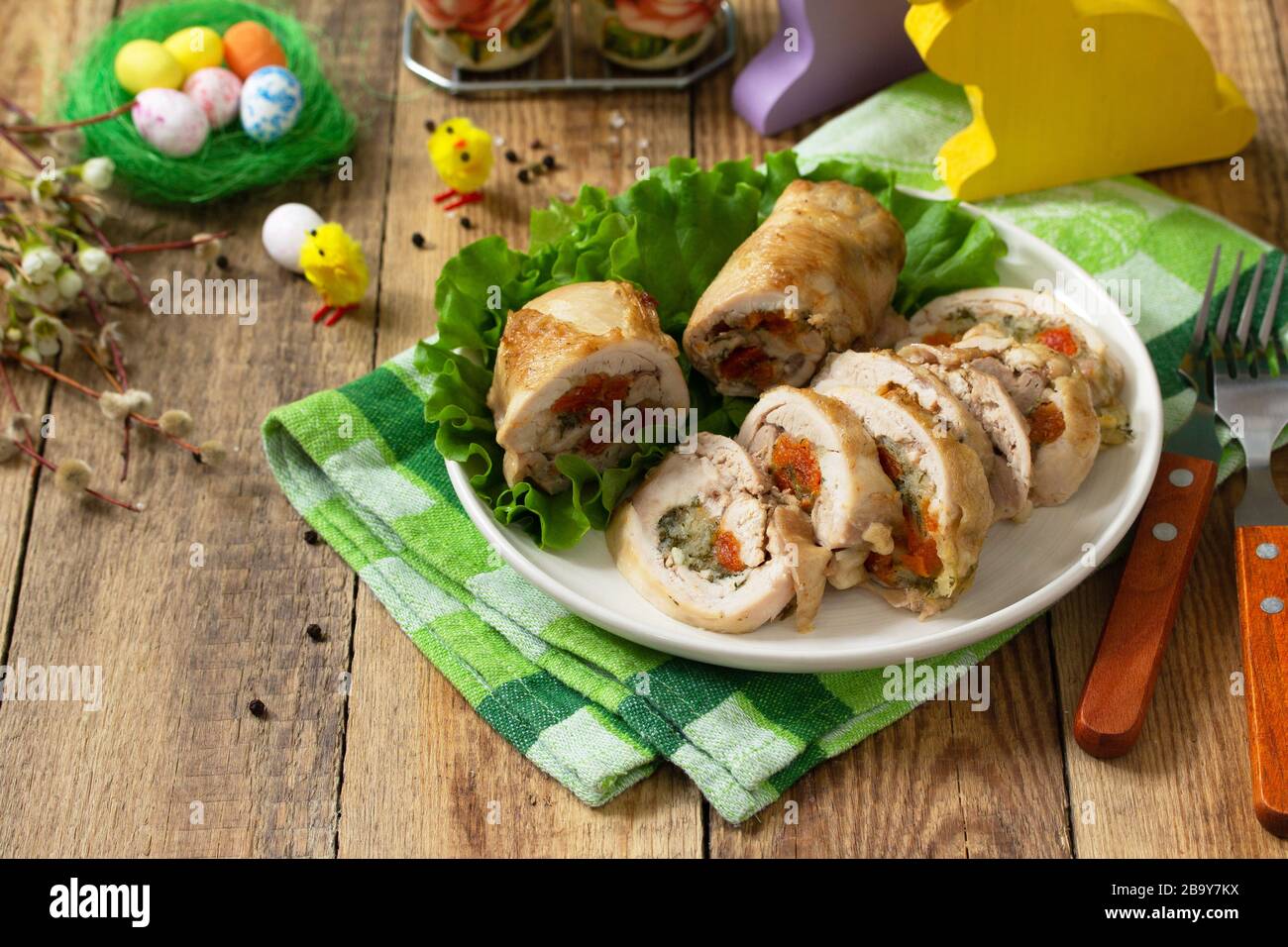 Antipasto festivo. Polpetta di pollo con albicocche secche, mozzarella ed erbe su un tavolo di Pasqua festoso. Spazio di copia. Foto Stock