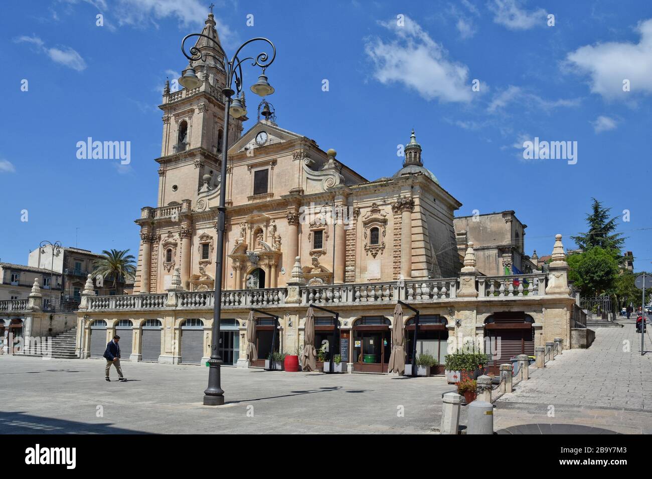 Una piazza a Ragusa, una città siciliana riconosciuta come Patrimonio dell'Umanità dall'UNESCO Foto Stock