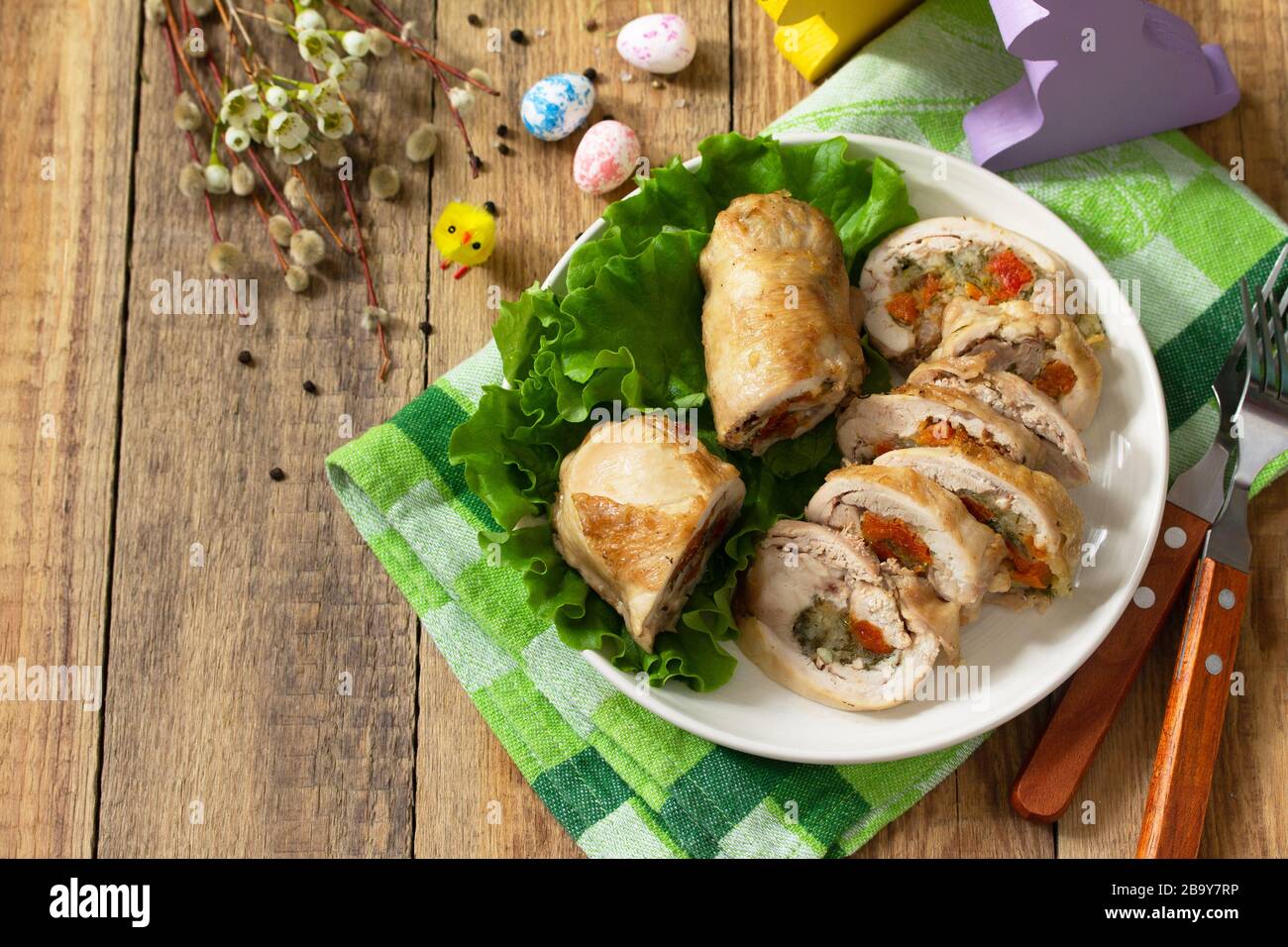 Antipasto festivo. Polpetta di pollo con albicocche secche, mozzarella ed erbe su un tavolo di Pasqua festoso. Spazio di copia. Foto Stock