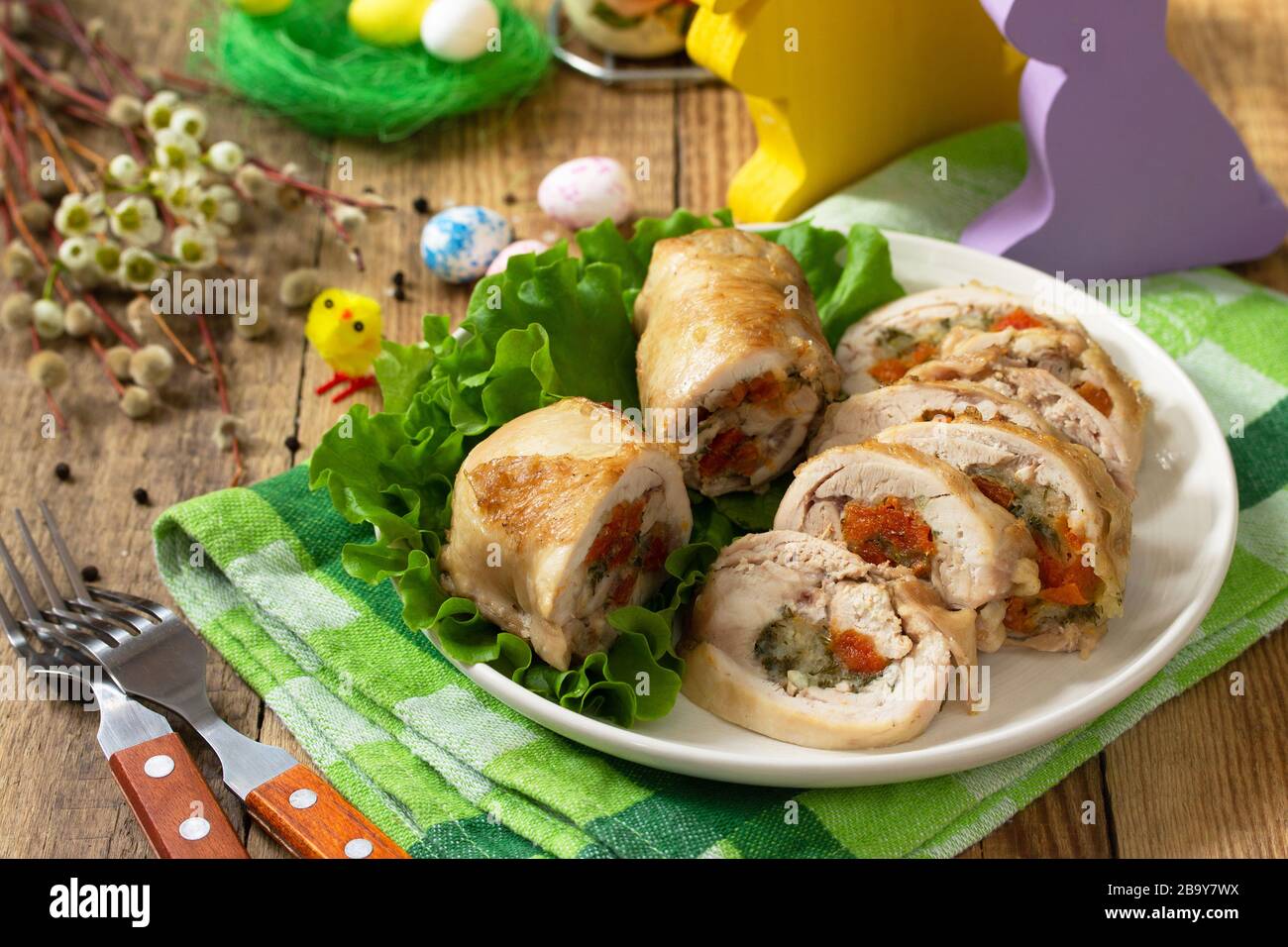Antipasto festivo. Polpetta di pollo con albicocche secche, mozzarella ed erbe su un tavolo di Pasqua festoso. Foto Stock