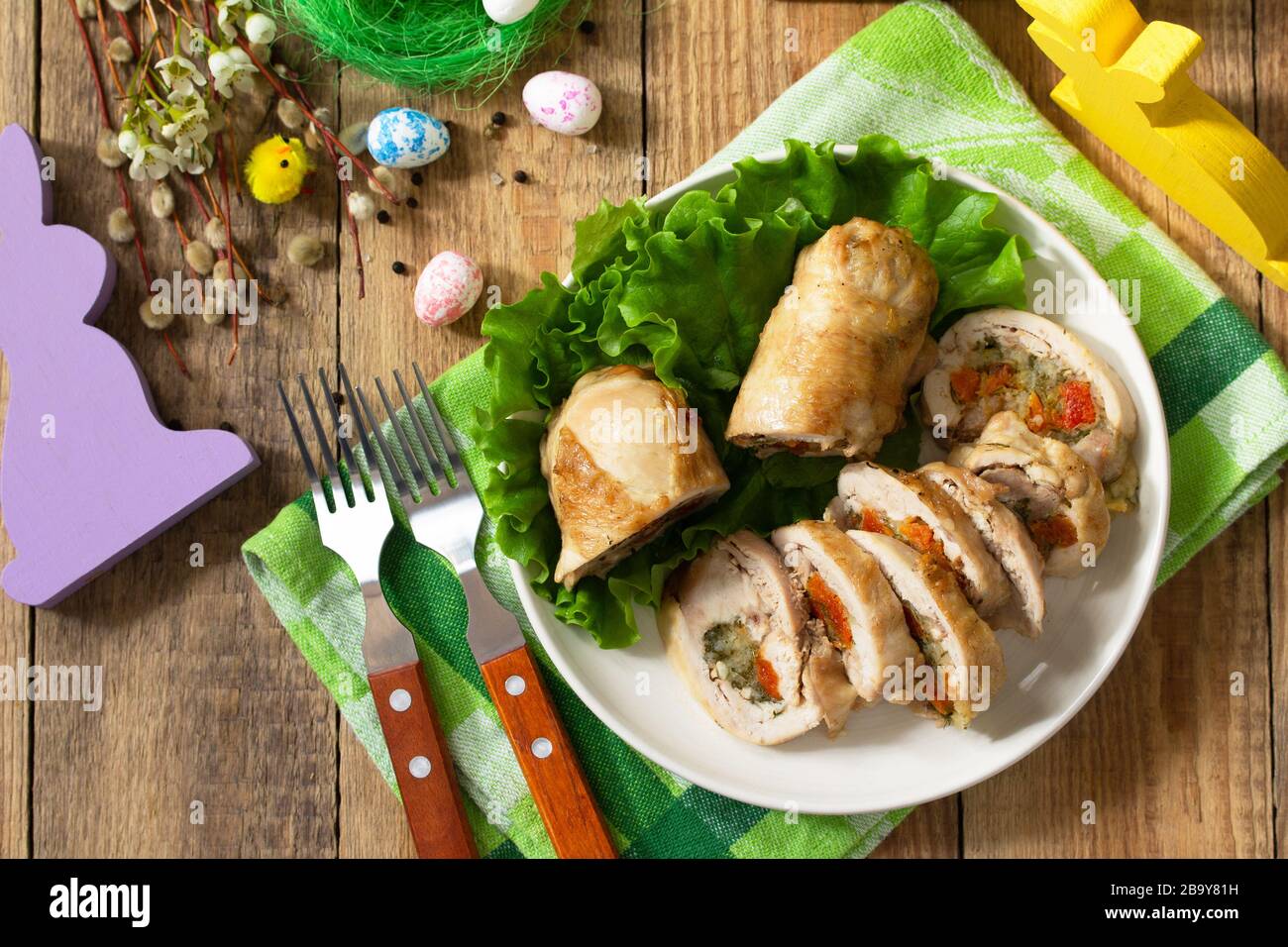 Antipasto festivo. Polpetta di pollo con albicocche secche, mozzarella ed erbe su un tavolo di Pasqua festoso. Vista dall'alto sfondo piatto. Foto Stock