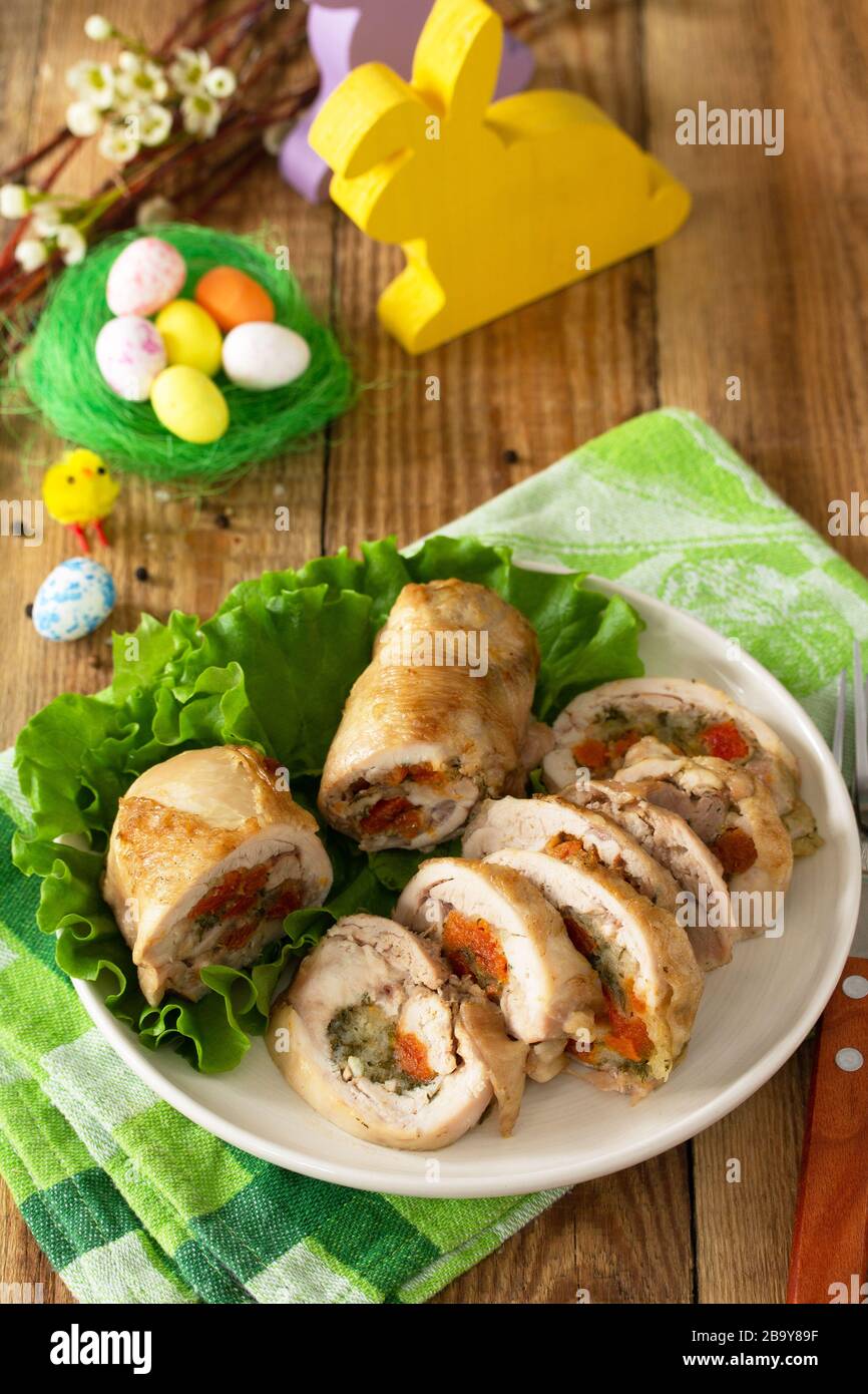 Antipasto festivo. Polpetta di pollo con albicocche secche, mozzarella ed erbe su un tavolo di Pasqua festoso. Foto Stock