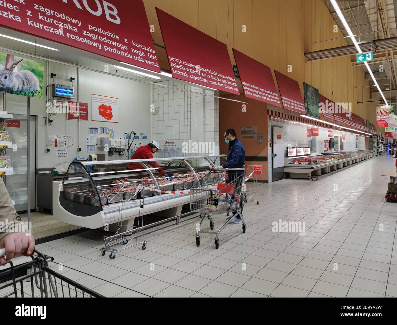 Zona sicura per il venditore di carne ad Auchan perché pandemia di malattia di Coronavirus 2019 (COVID-19) a Wroclaw, Polonia. 12 marzo 2020 Foto Stock