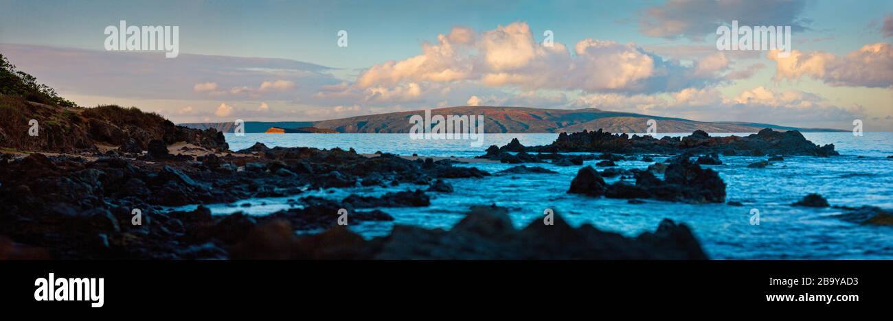 Vista panoramica di una costa rocciosa e mare blu. Foto Stock