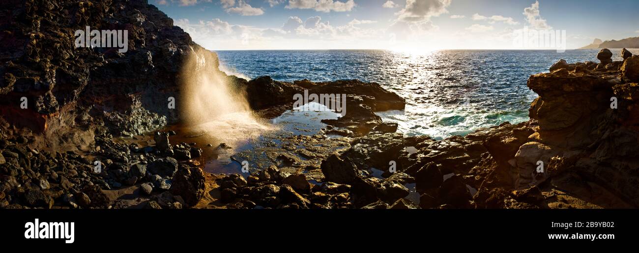 Luce del sole che riflette il mare e la costa rocciosa. Foto Stock