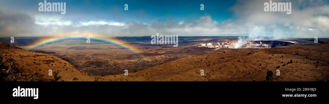 Vista panoramica di un arcobaleno su un remoto paesaggio vulcanico. Foto Stock