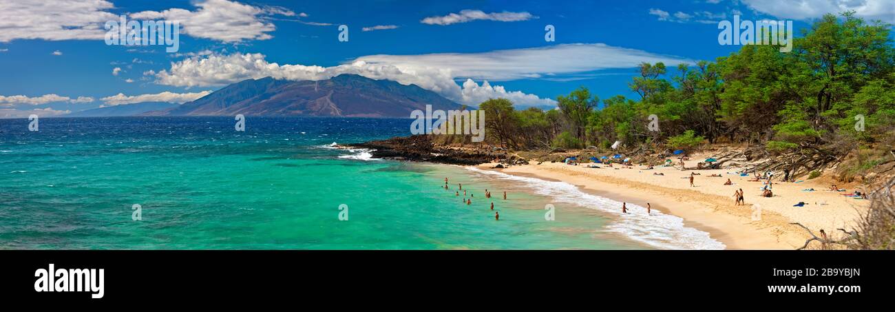 Persone per nuotare e prendere il sole su una spiaggia tropicale. Foto Stock