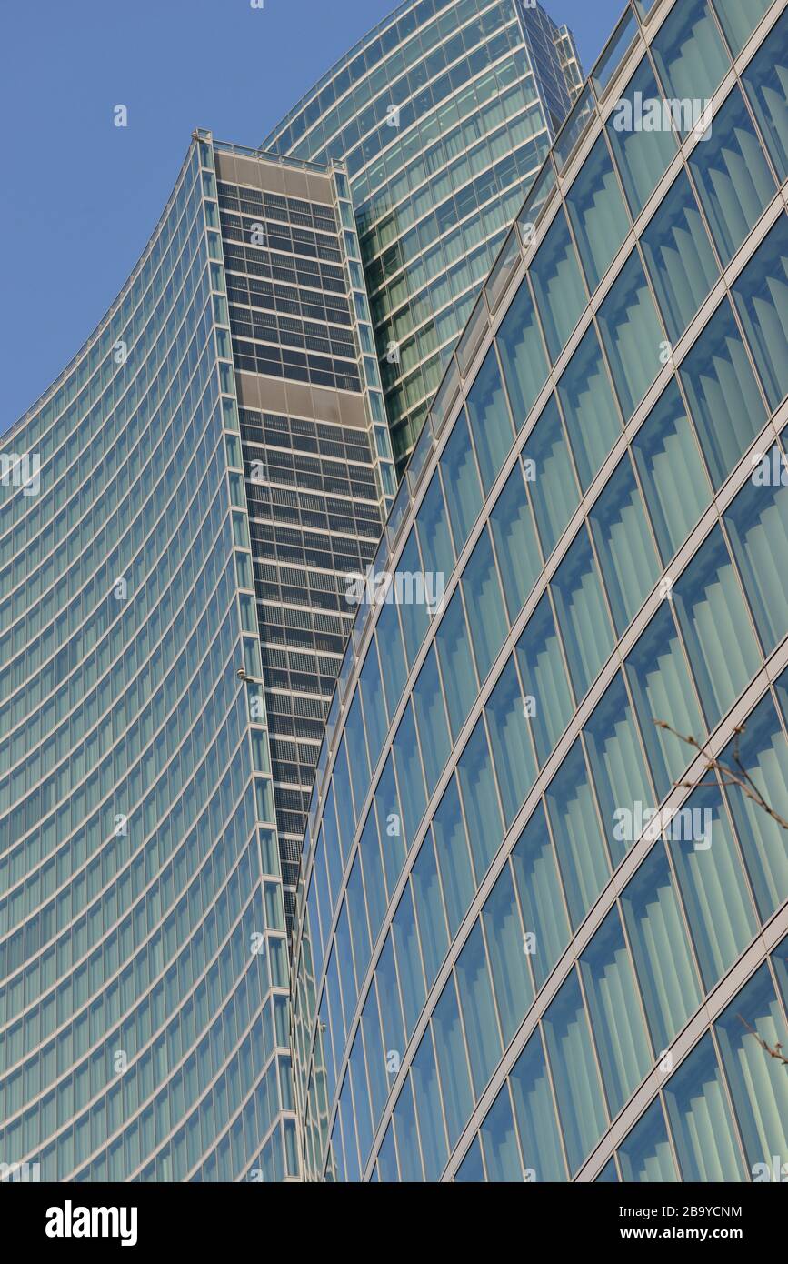 Edificio in vetro contemporaneo nel centro di Milano, Lombardia Foto Stock