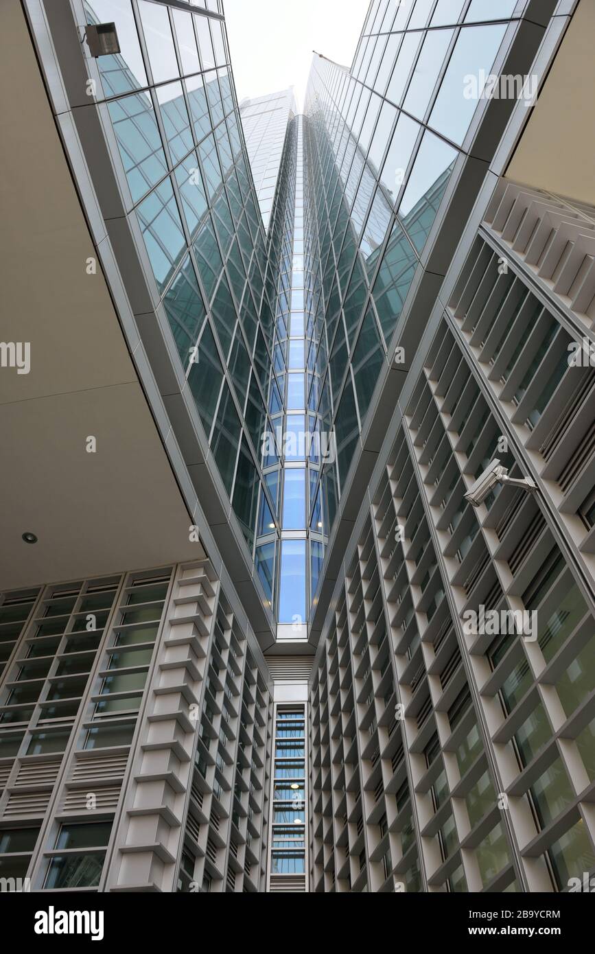 Edificio in vetro contemporaneo nel centro di Milano, Lombardia Foto Stock