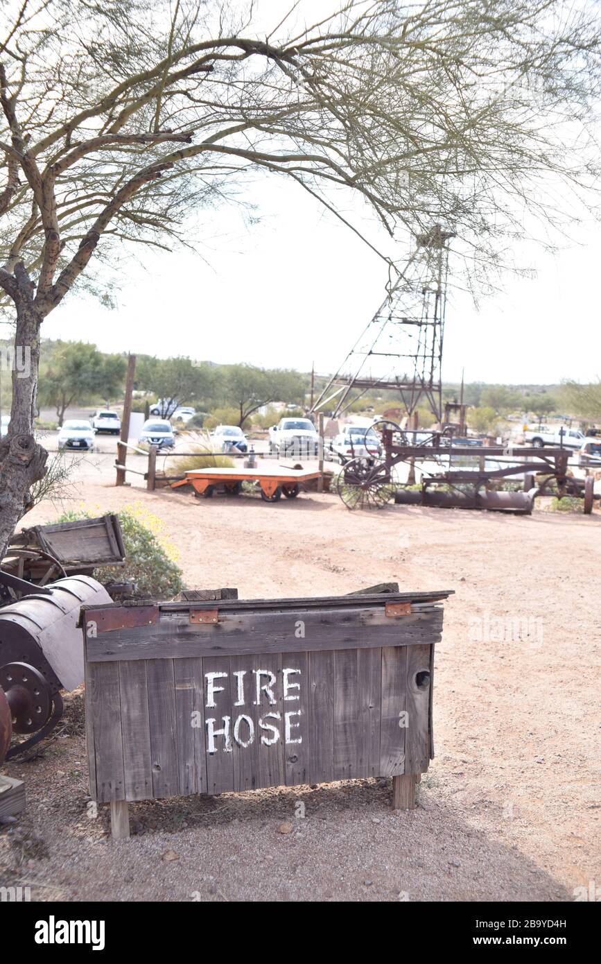 Apache Junction, Arizona 85119. USA 3 marzo 2018. Goldfield città fantasma replica tour miniera di oro. Ha prodotto 1 milione di dollari in oro. Utensili da miniera e polvere. Foto Stock