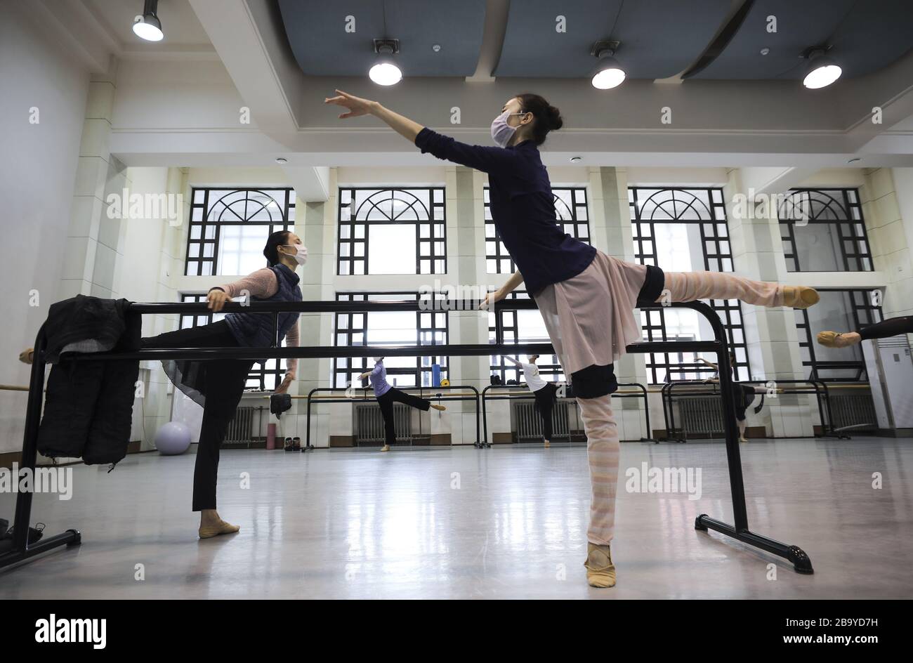 Pechino, Cina. 24 Marzo 2020. I ballerini si esercitano nella sala prove indossando maschere mediche a Pechino, Cina, il 24 marzo 2020.(Foto di TPG/cnsphotos) (Foto di Top Photo/Sipa USA) Credit: Sipa USA/Alamy Live News Foto Stock