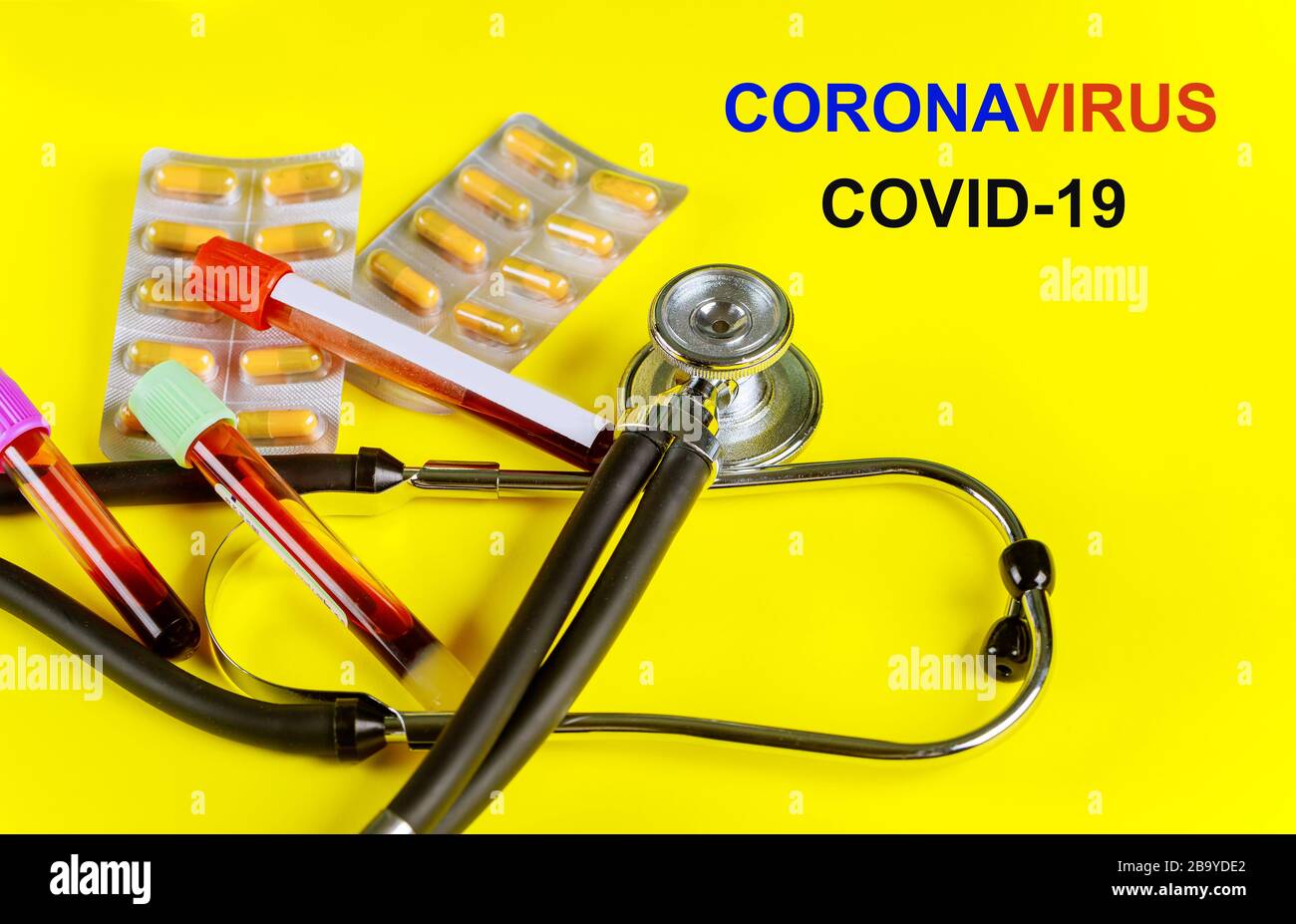 Provetta per il controllo del coronavirus su un modulo di richiesta di analisi del sangue per covid-19 Foto Stock