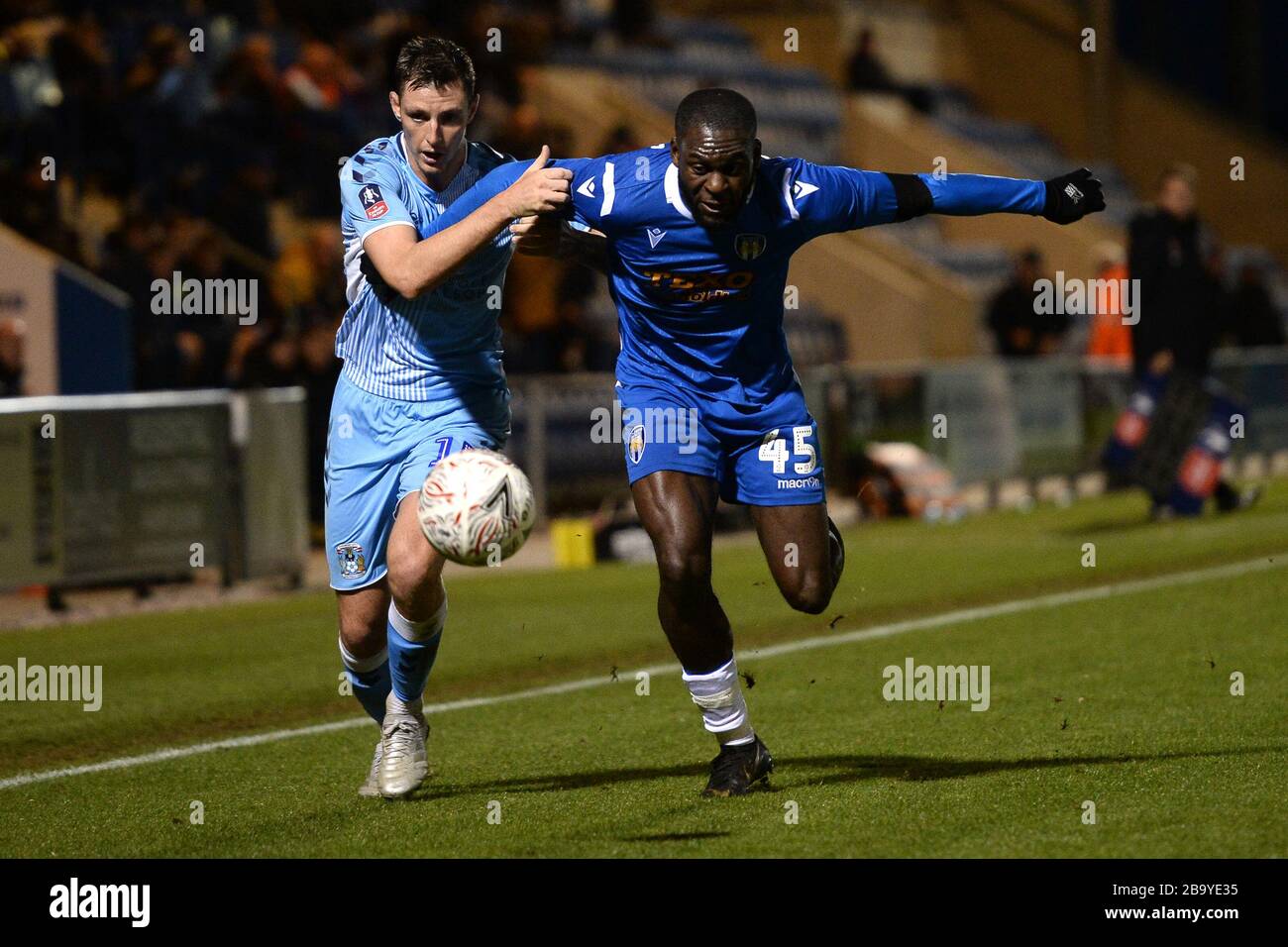 Frank Nouble di Colchester United guarda passare Dominic Hyam di Coventry City - Colchester United contro Coventry City, la prima manche della Emirates fa Cup, il JobServe Community Stadium di Colchester, Regno Unito - 9 novembre 2019 solo per uso editoriale - si applicano restrizioni DataCo Foto Stock