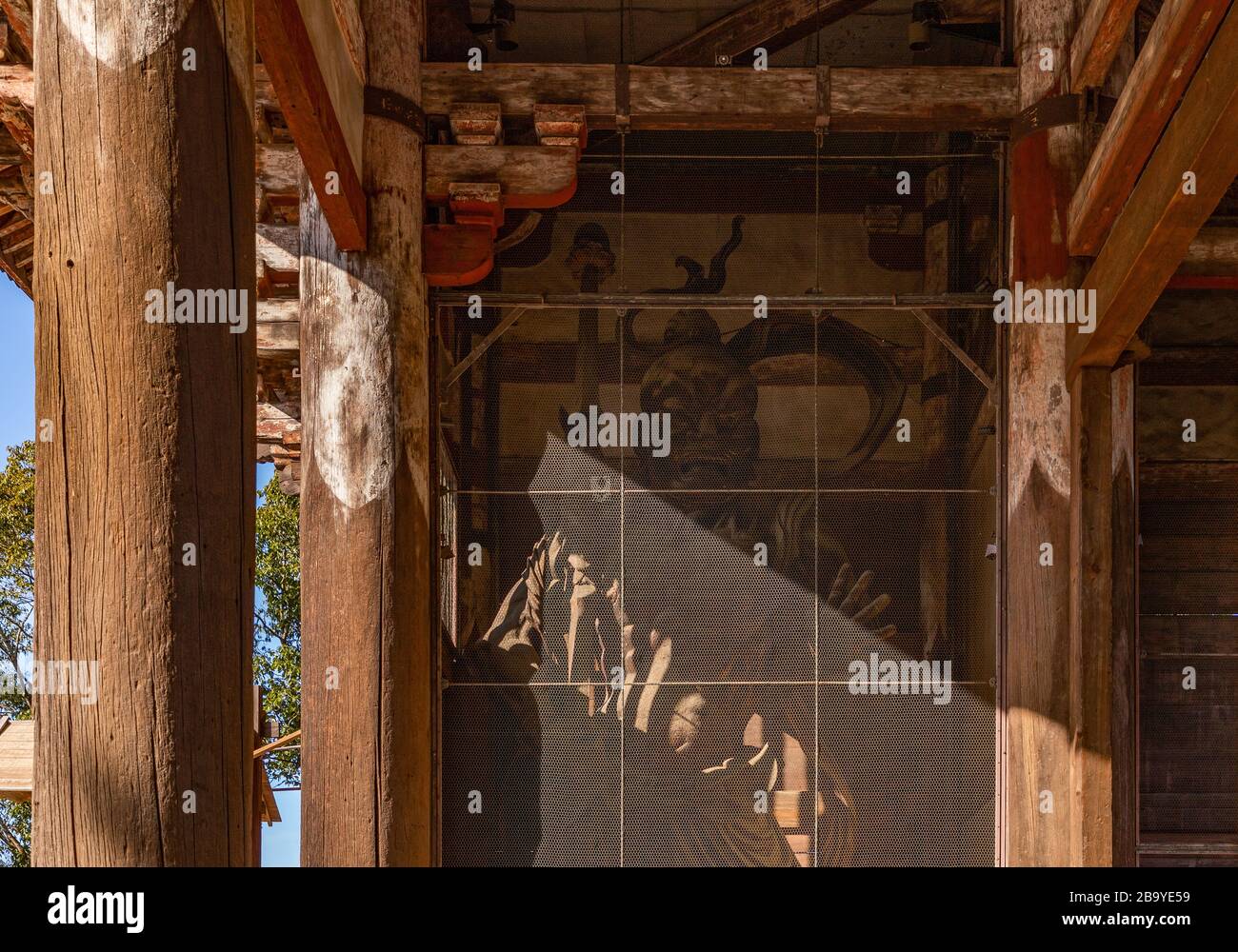 Una foto di una delle statue all'interno della Grande porta Sud, parte del Tempio Todai-ji. Foto Stock