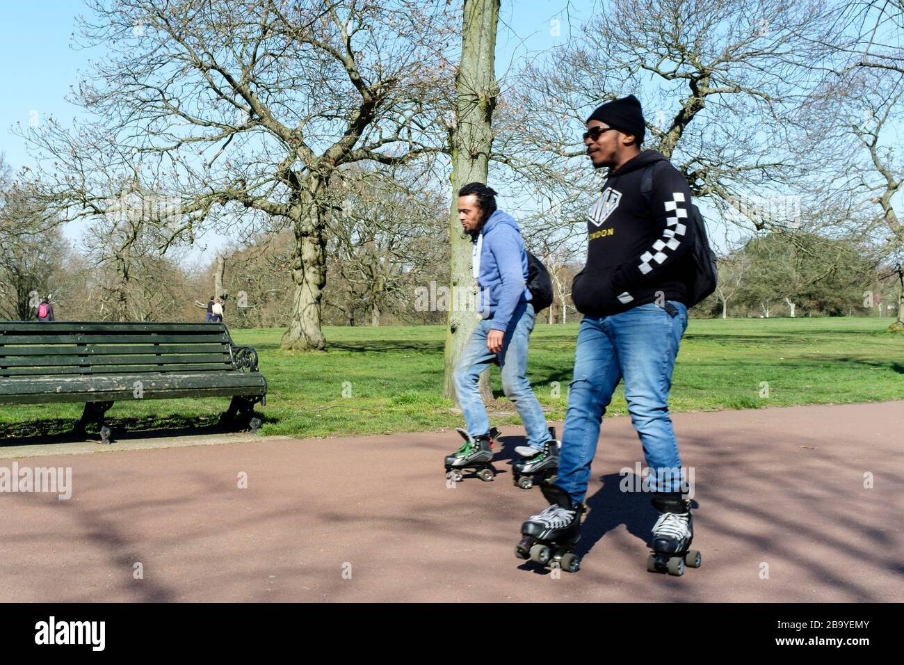 La gente nel parco di Greenwich intraprende l'esercitazione quotidiana all'uscita attualmente consentita dal governo britannico durante la pandemia di Covid-19. Le istruzioni per la popolazione sono di mantenere una distanza minima di due metri quando fuori in pubblico. Londra, Regno Unito. Foto Stock