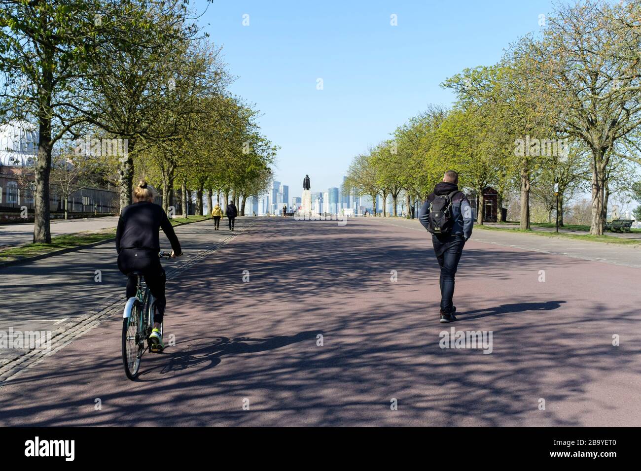 La gente nel parco di Greenwich intraprende l'esercitazione quotidiana all'uscita attualmente consentita dal governo britannico durante la pandemia di Covid-19. Le istruzioni per la popolazione sono di mantenere una distanza minima di due metri quando fuori in pubblico. Londra, Regno Unito. Foto Stock