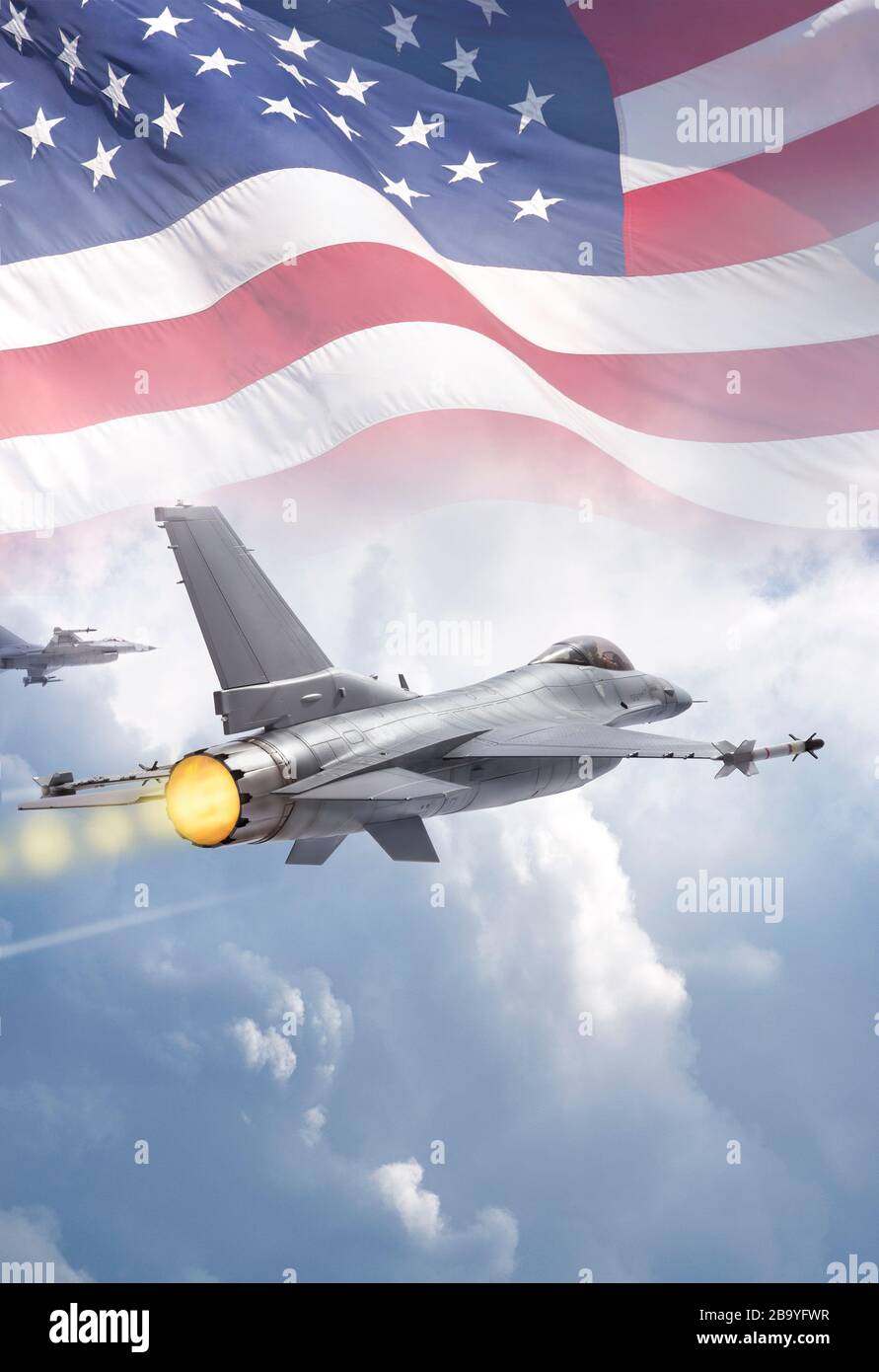 F-16 Fighting Falcon aerei militari (modelli) volare attraverso le nuvole con bandiera americana Foto Stock