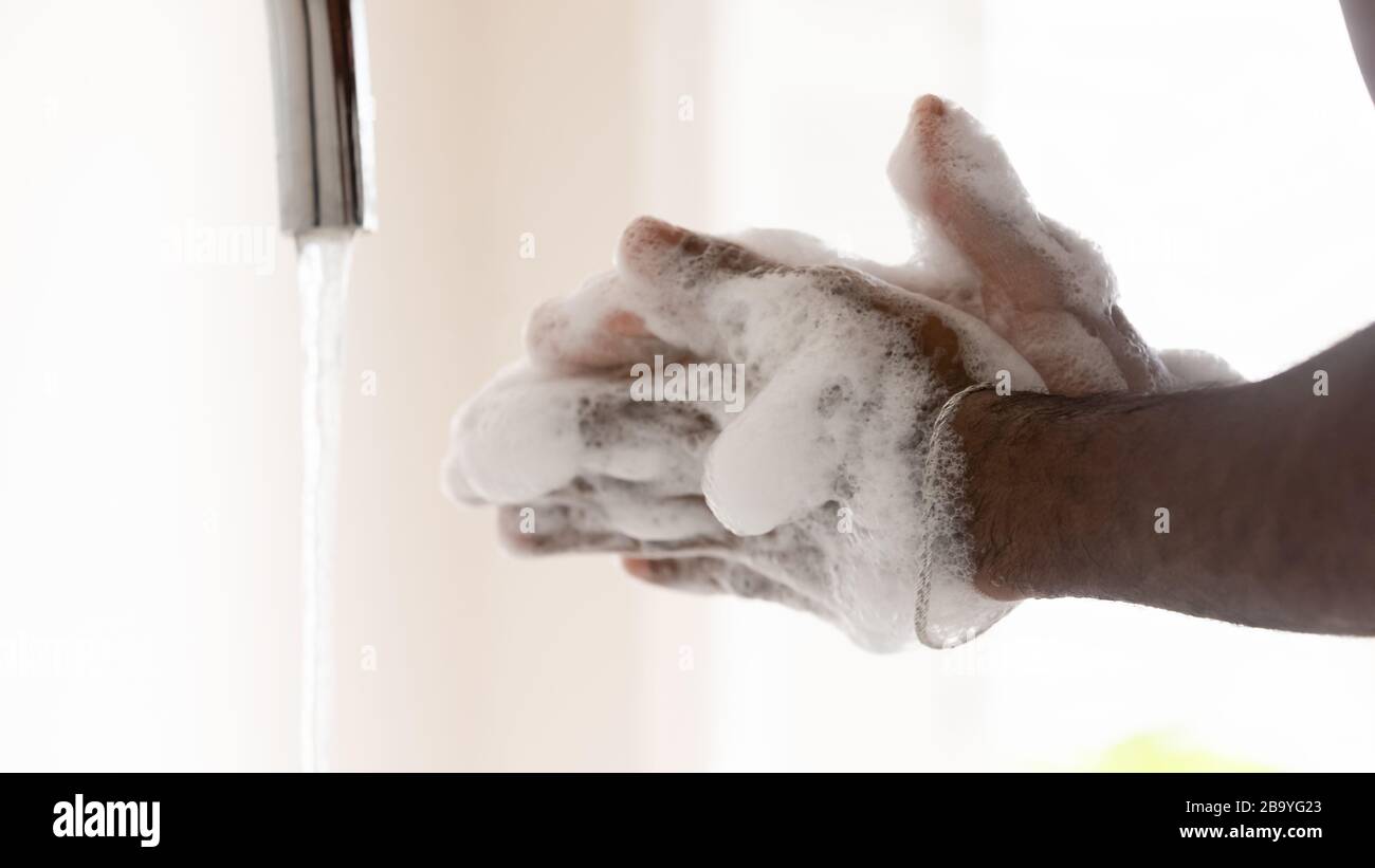 Primo piano della persona lavarsi le mani prestando attenzione all'igiene Foto Stock