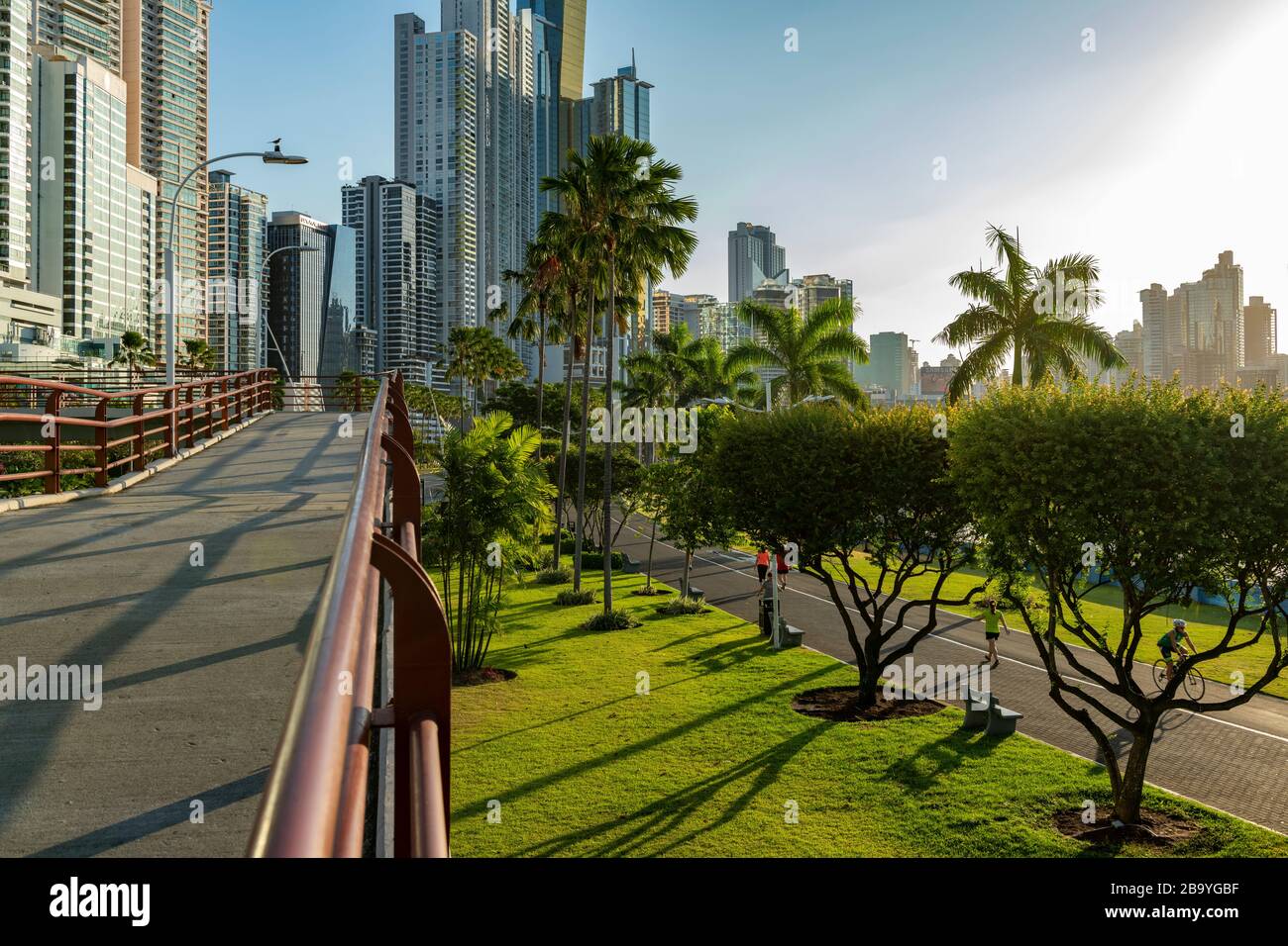 Panama City lungomare, Cinta Costera Balboa viale / marciapiede con skyline backgound, Panama City, America Centrale Foto Stock