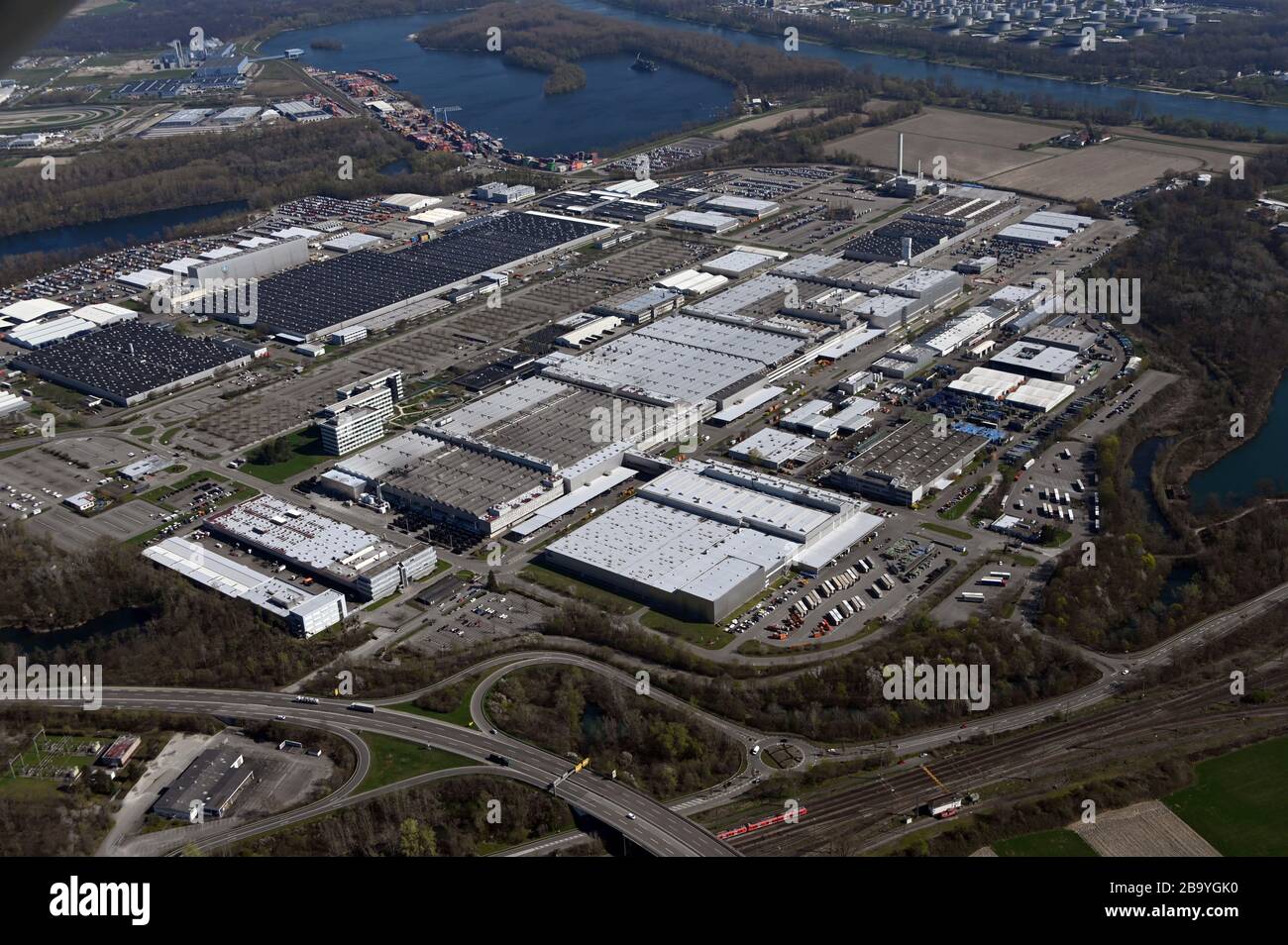 24 marzo 2020, Renania-Palatinato, Wörth: Vista aerea, presa da un aereo, dello stabilimento Mercedes-Benz Wörth di Daimler AG. Foto: Ponte degli Uli/dpa Foto Stock