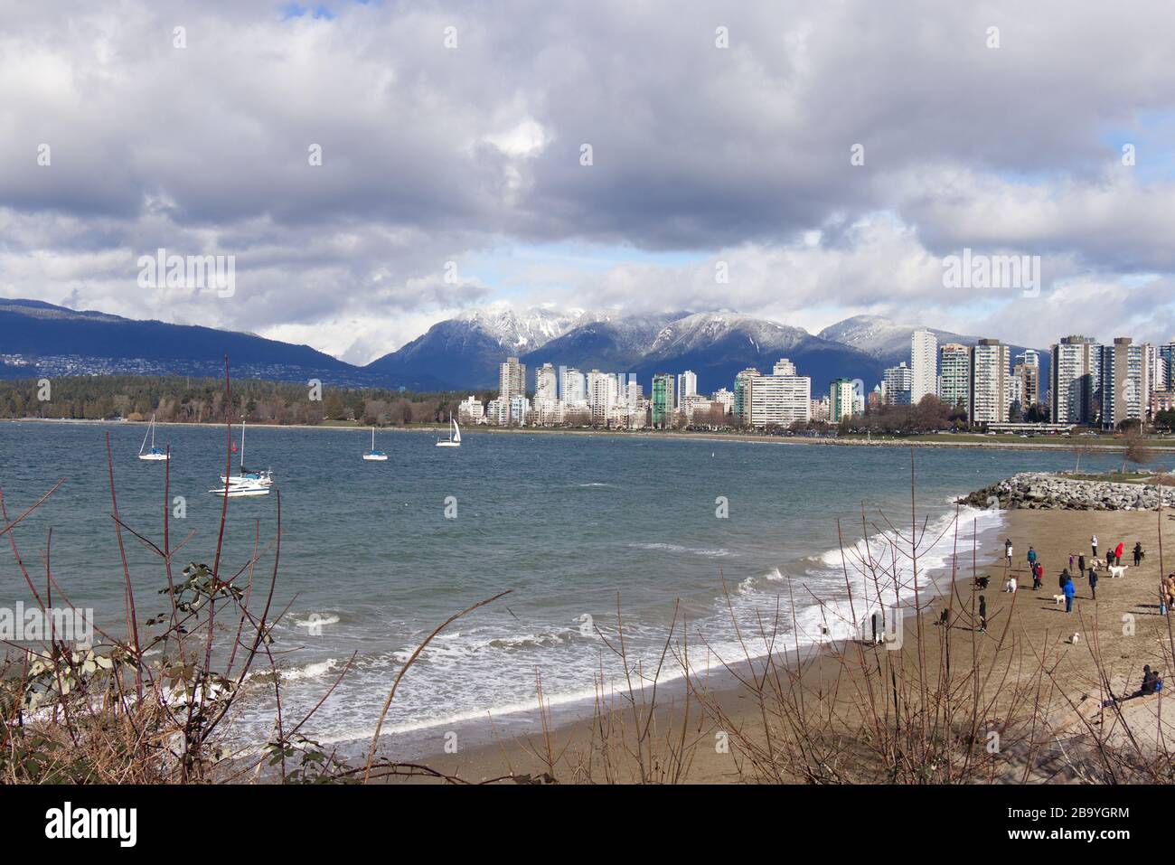 Vista di Stanley Park e del centro di Vancouver da Hadden Park con le montagne sullo sfondo in una giornata di sole Foto Stock