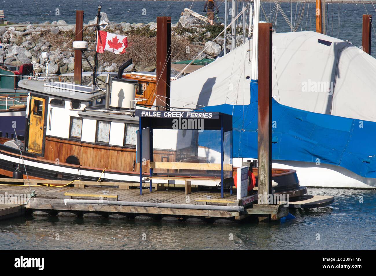 Vancouver, Canada - Febbraio 29,2020: Molo del traghetto False Creek del Museo Marittimo a Hadden Park Foto Stock