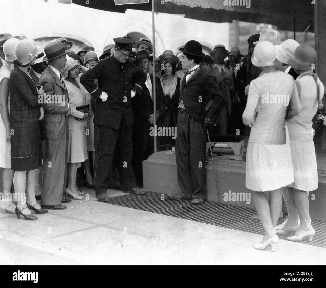 CHARLIE CHAPLIN come il Tramp in CITY LIGHTS 1931 scritto e diretto da CHARLES CHAPLIN silenzioso commedia film con musica partitura Charles Chaplin Productions / United Artists Foto Stock