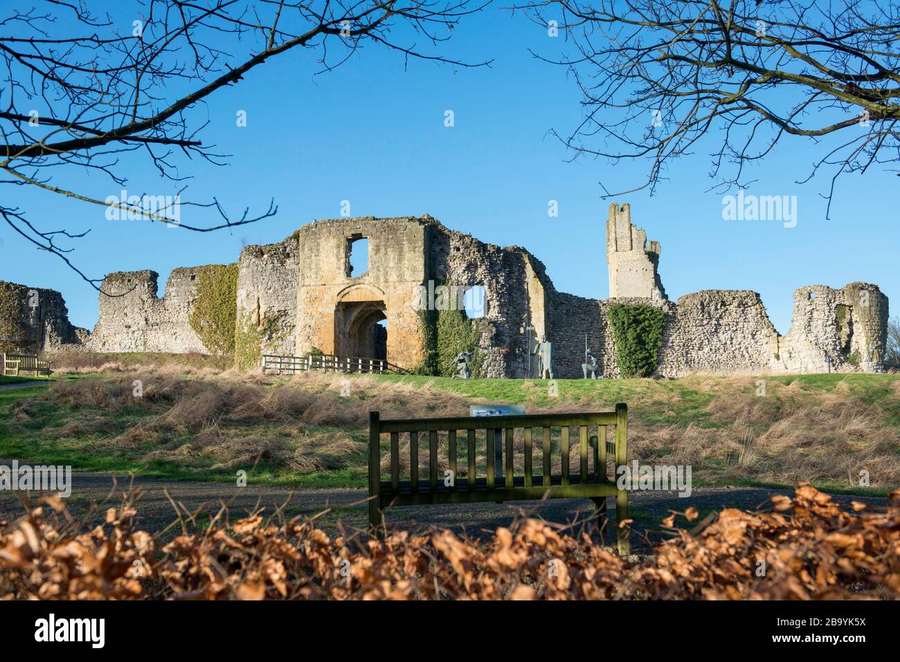 Il barbicano del Sud ben conservato e la casa di guardia del Castello di Helmsley nel North Yorkshire Foto Stock