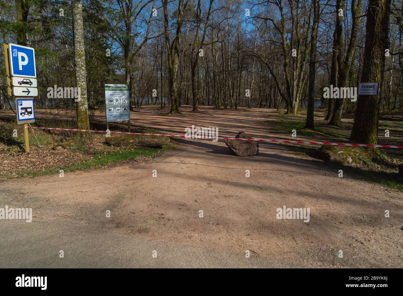 Un parcheggio per il Grand Etang St Estèphe ora chiuso a causa del coronavirus Foto Stock