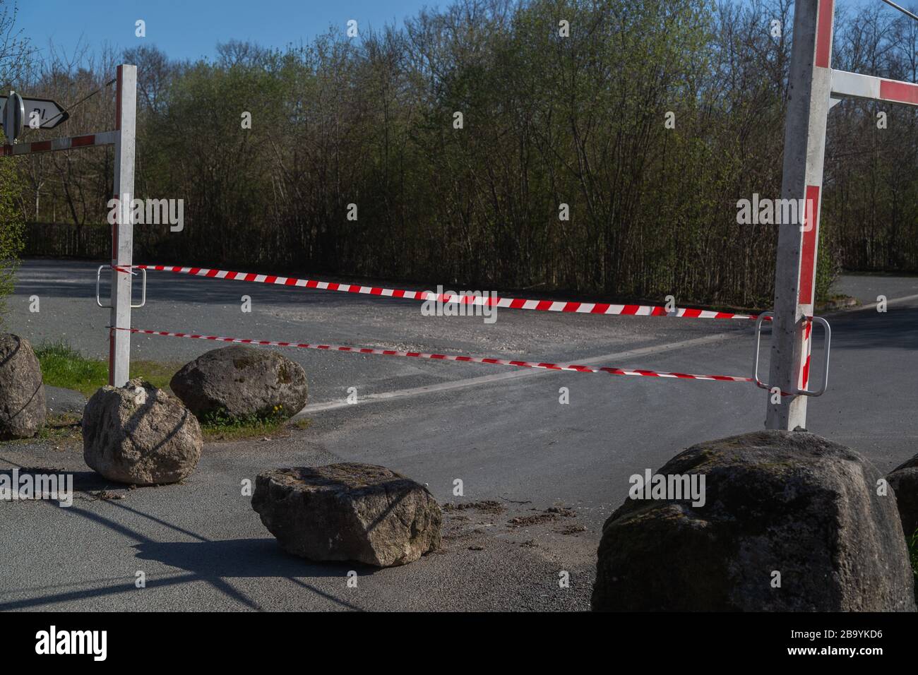 Un parcheggio per il Grand Etang St Estèphe ora chiuso a causa del coronavirus Foto Stock