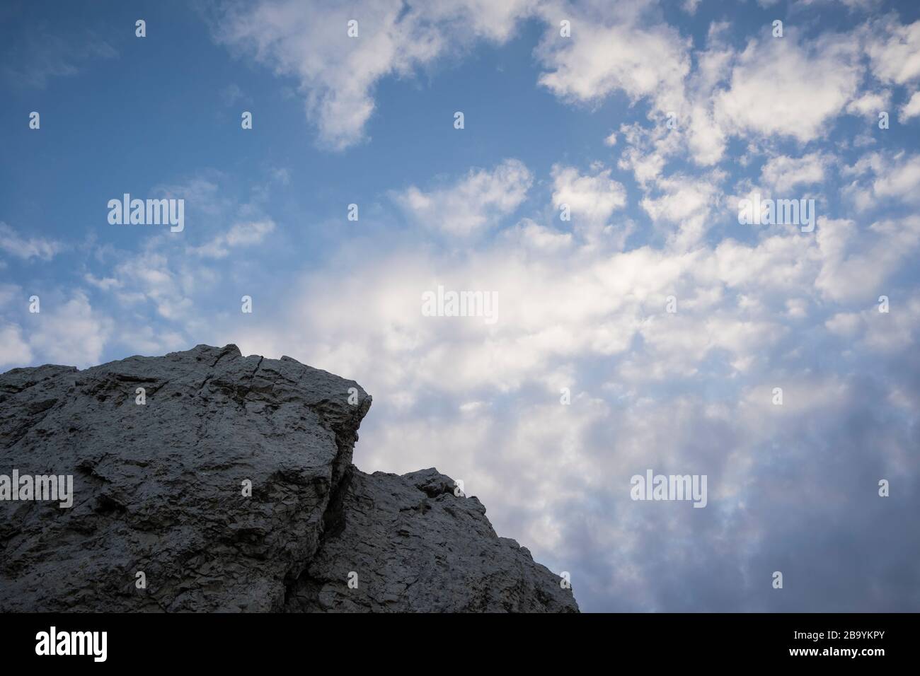 Cresta di pietra calcarea con nuvole di fondo. Parco naturale ELS Ports. Catalogna. Spagna. Foto Stock