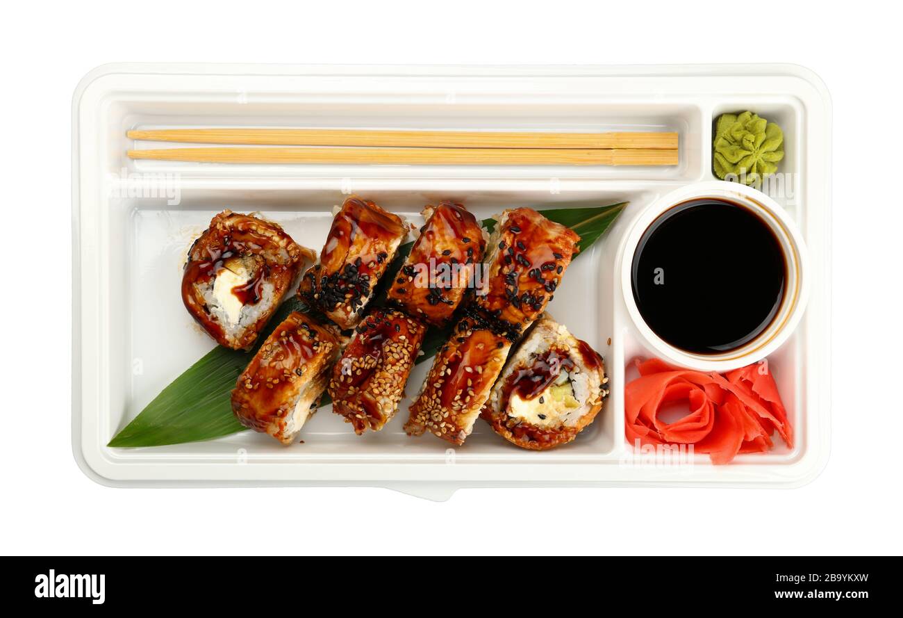 Set da asporto di sei rotoli di sushi unagi con anguilla in vassoio di plastica monouso isolato su sfondo bianco, vista dall'alto, direttamente sopra Foto Stock