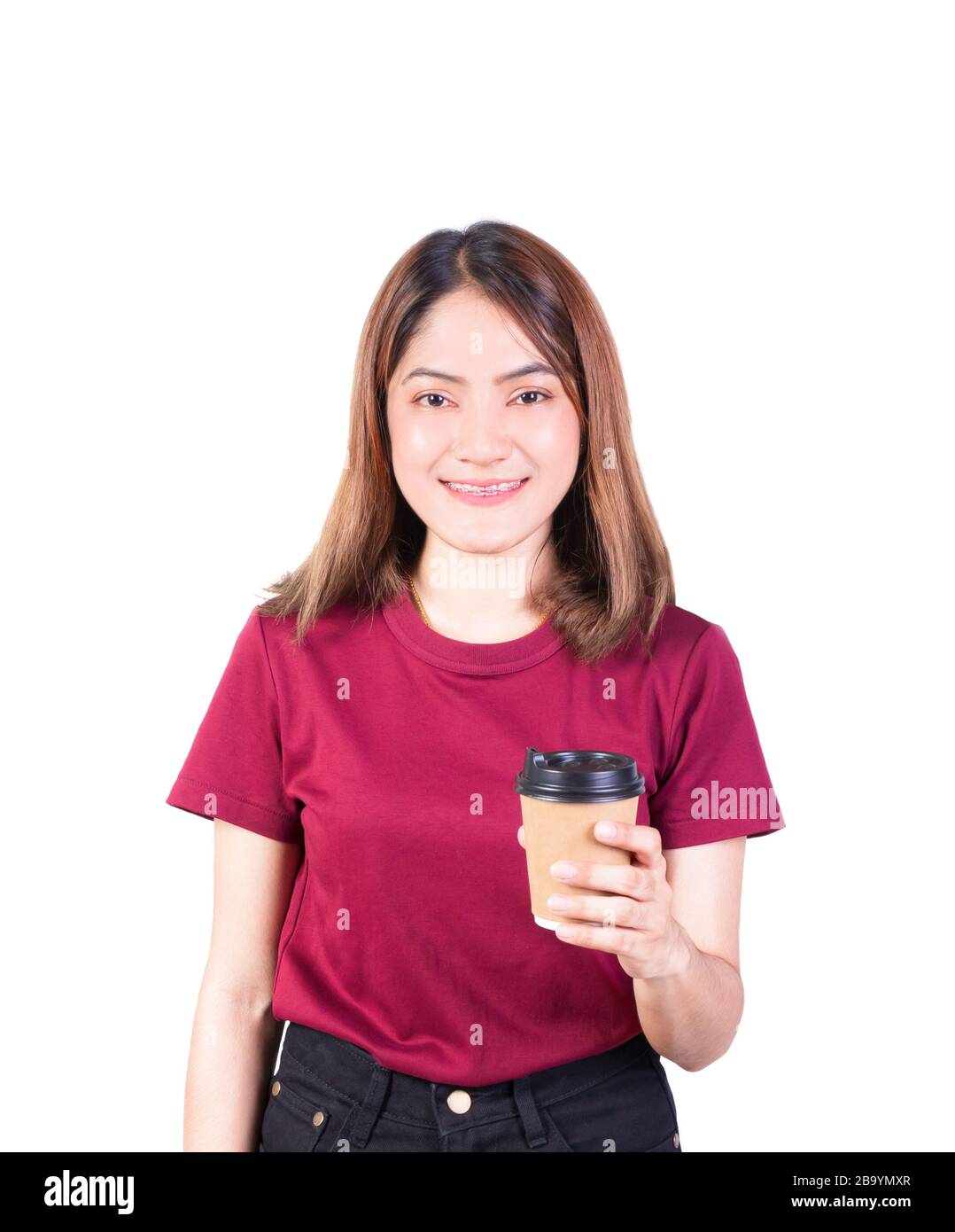 donna che tiene tazza di carta di caffè. primo piano su sfondo bianco Foto Stock