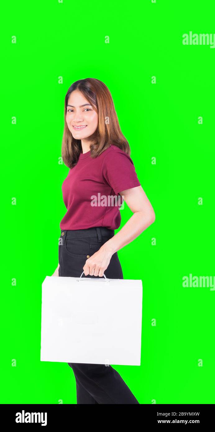 donna che tiene scatola di carta bianca. primo piano su sfondo verde Foto Stock