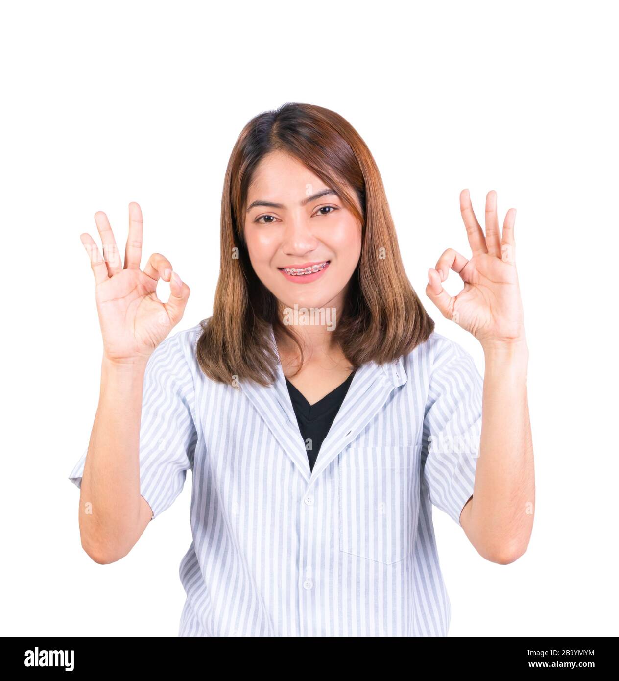 Donna che mostra OK segno mano su sfondo bianco Foto Stock