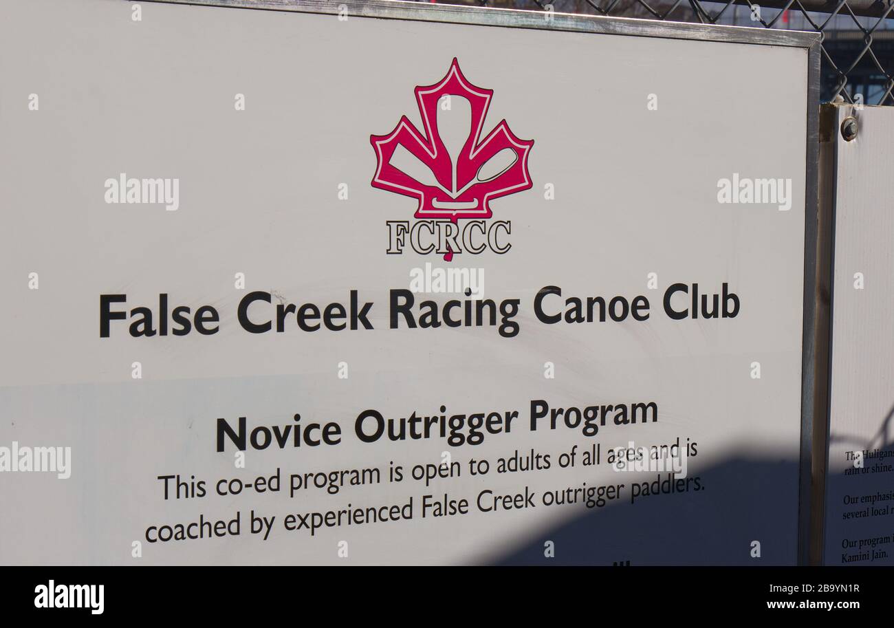 Vancouver, Canada - 29 febbraio 2020: Vista del segno sulla recinzione False Creek Racing Canoe Club Foto Stock