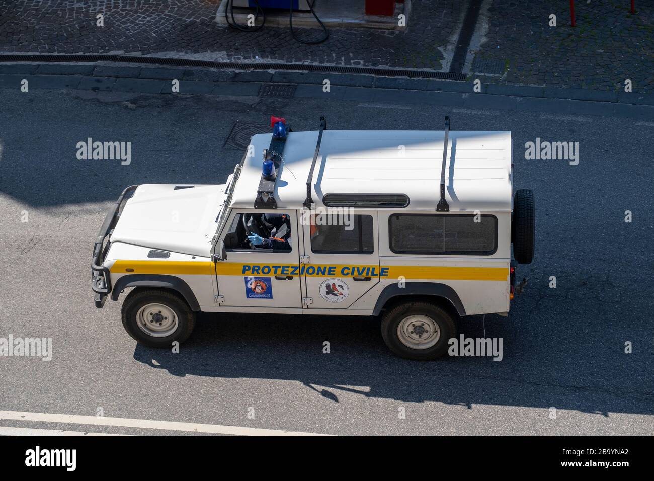 I camion per la difesa civile passano per le strade ogni mattina. Annunciano attraverso un megaphone le nuove regole per i cittadini: Rimanere a casa, mantenere la distanza di sicurezza, uscire solo per necessità. Covid19 emergenza a Napoli, Italia Foto Stock