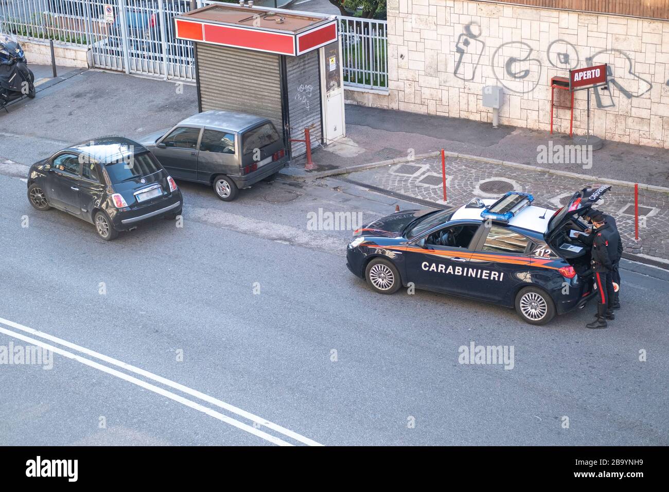 Controlli di polizia sui cittadini durante l'emergenza del Covid19 a Napoli Foto Stock