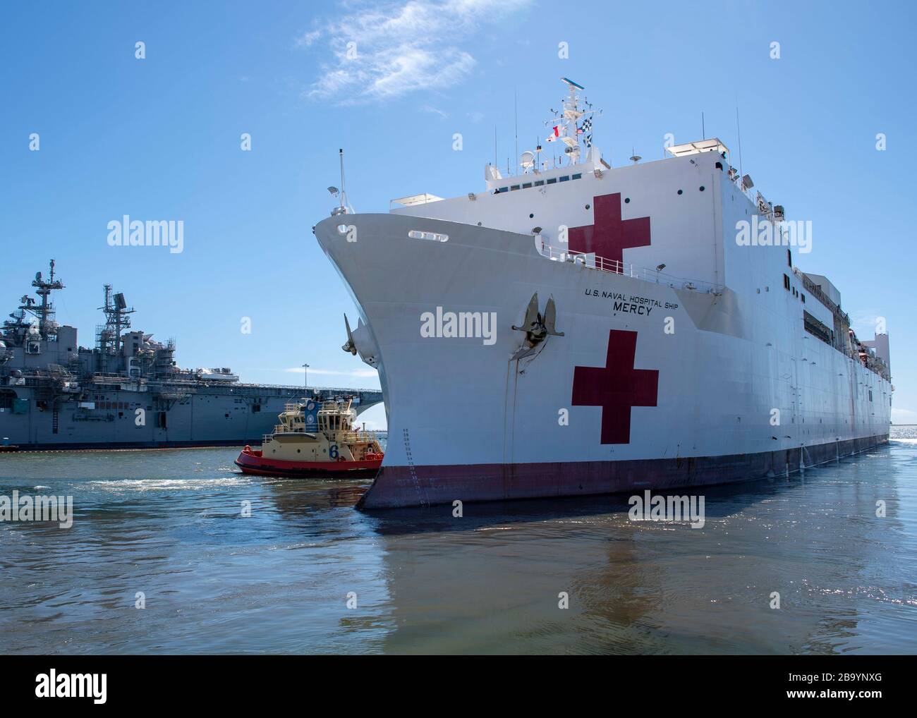 La nave USNS Mercy dell'ospedale U.S. Navy Military Sealift Command naviga nel canale di San Diego mentre si dirige verso l'esterno per assistere nella COVID-19, risposta di coronavirus 23 marzo 2020 a San Diego, California. Foto Stock