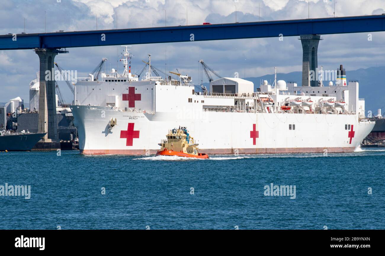 La nave USNS Mercy dell'ospedale U.S. Navy Military Sealift Command naviga nel canale di San Diego mentre si dirige verso l'esterno per assistere nella COVID-19, risposta di coronavirus 23 marzo 2020 a San Diego, California. Foto Stock