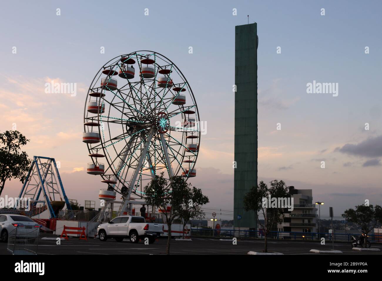 La ruota panoramica di un parco divertimenti itinerante Foto Stock