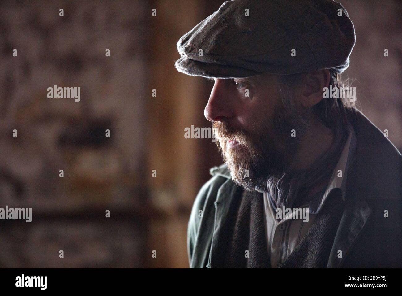 ANNO DEL CONIGLIO, Craig Parkinson, 'ostaggio', (Stagione 1, ep. 105, in onda nel Regno Unito il 8 luglio 2019/in onda negli Stati Uniti il 18 marzo 2020). Foto: Ben Meadows / ©IFC / courtesy Everett Collection Foto Stock