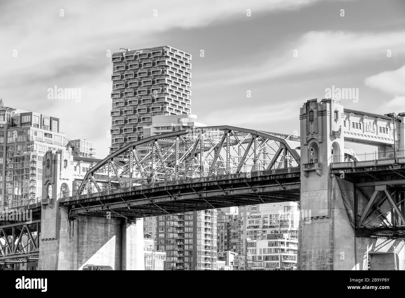 Vancouver, Canada - 29 febbraio 2020: Il Burrard Bridge storico di Vancouver in bianco e nero Foto Stock