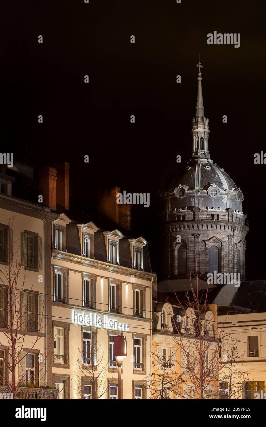 Vista notturna della cupola della chiesa Saint Pierre des Minimes a Clermont Ferrand in Francia, sulla Place de Jaude e l'hotel le Lion Foto Stock