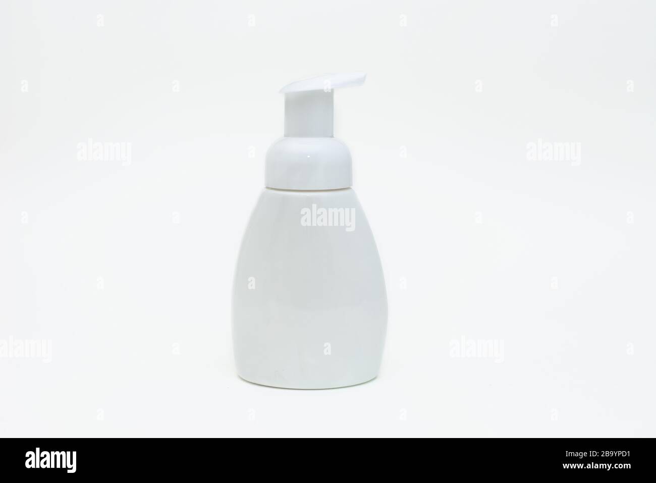 Flacone bianco di sapone liquido su fondo bianco. Spazio di copia Foto Stock