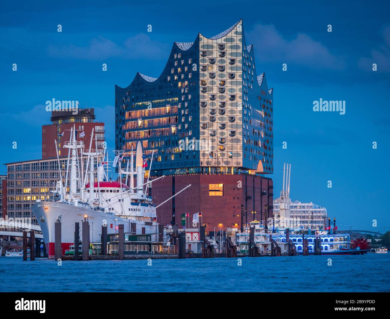 Elbphilharmonie Hamburg - Elbe Philharmonic Hall - Elbi - Hamburg Concert Hall - architetto Herzog & De Meuron - 2017. Nave storica MS Cap San Diego. Foto Stock