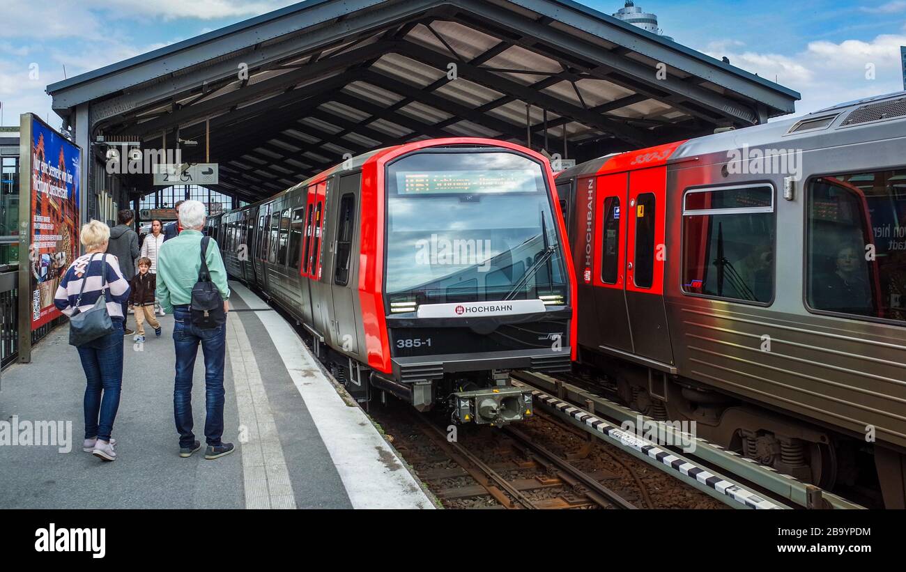 Hamburger Hochbahn - sistema di trasporto di Amburgo - treno sopraelevato U3 che corre fuori terra vicino al fiume Elba. Stazione della U-Bahn di Amburgo, Baumwall. Foto Stock