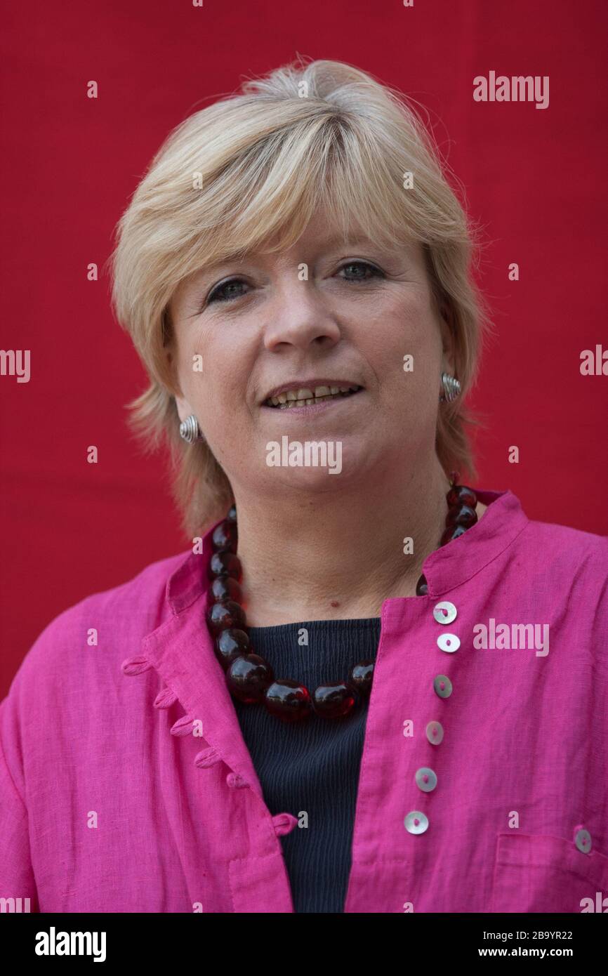 Polly Toynbee, giornalista e commentatore, al Festival Internazionale del Libro di Edimburgo, Scozia, agosto 2003. Foto Stock