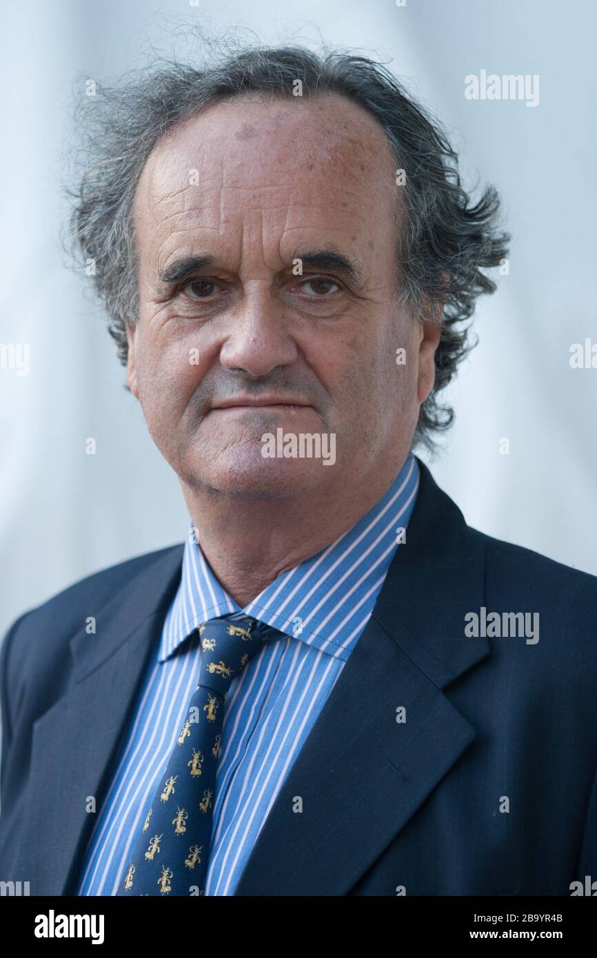 Mark Tully, giornalista, corrispondente, autore, all'Edinburgh International Book Festival, Edimburgo, Scozia, agosto 2003. Foto Stock