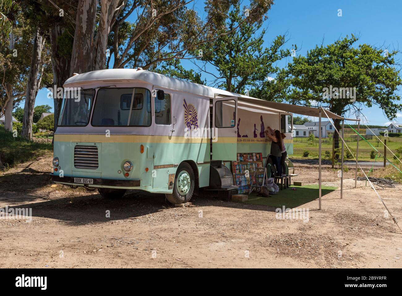 Elgin, Capo Occidentale, Sud Africa. Dic 2019. Un bus libro e luogo di apprendimento parcheggiato a Elgin, Capo Occidentale, Sud Africa. Foto Stock Elgin, Capo Occidentale, Sud Africa. Dic 2019. Un bus libro e luogo di apprendimento parcheggiato a Elgin, Capo Occidentale, Sud Africa. Foto Stock